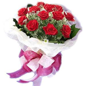  Kıbrıs ucuz çiçek gönder  11 adet kırmızı güllerden buket modeli