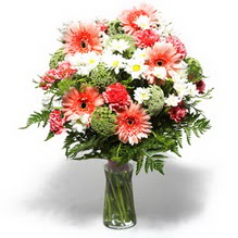  Kıbrıs çiçek siparişi vermek  cam yada mika vazo içerisinde karisik demet çiçegi
