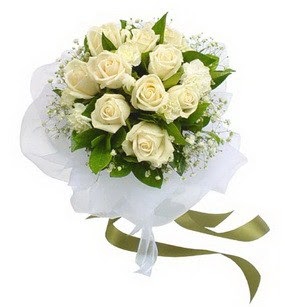  Kıbrıs İnternetten çiçek siparişi  11 adet benbeyaz güllerden buket
