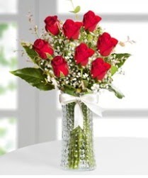 7 Adet vazoda kırmızı gül sevgiliye özel  Kıbrıs çiçekçiler 